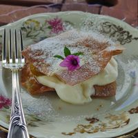 Millefoglie con fichi caramellati e more selvatiche at Il fico e l'ortica in Monte San Pietro