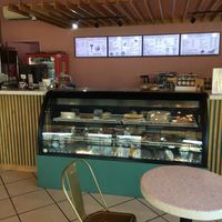 The case with vegan (and other) cakes and other pastries at Dolce Verona in La Paz
