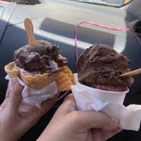 Muy ricos los helados ; tienen varios sabores veganos ; chocolate , frutos rojos , mango, limon , y manejan tmb algunos postres .   at Dolce Verona in La Paz