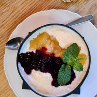 Sweet vegan breakfast bowl 🫐🍏 at Cały Gaweł Cantine Bar Cafe in Sopot