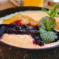 Sweet vegan breakfast bowl 🫐🍏 at Cały Gaweł Cantine Bar Cafe in Sopot