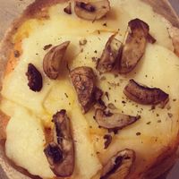 Vegan cheese pizza at Las 3 Puertas in Cancun