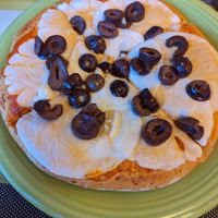 Queso and aceitunas negras vegan pizza at Viva la Pepa in El Calafate