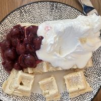 Waffel mit Sahne und heißen Kirschen   at Frau Ginkel in Geisenheim