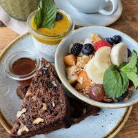 Einer der beiden veganen Frühstücksteller: dieser mit Obstsalat, Chiapudding, Bananenbrot   at Café Milchmädchen in Dresden