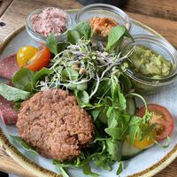 Herzhafter veganer Frühstücksteller mit veganer Salami, Leberwurst, Hummus, Guacamole, Frikadelle, Salat. Dazu gab es ein Brötchen und Brot .  at Café Milchmädchen in Dresden