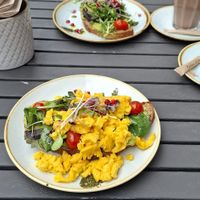 Avocado Brot 1x mit, 1x ohne veganem Rührei at Café Milchmädchen in Dresden