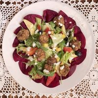 Carpaccio di barbabietola con insalatina estiva bocconcini croccanti di tempeh autoprodotto e salsa di yogurt  di soia  at Hosteria della Pignatta in Binasco