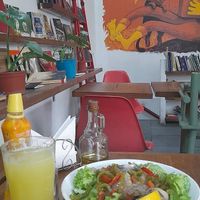 Ensalada quillay con sopita de verduras y juguito de piña. at Alfajoreria Vegana in Santiago