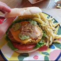 Hamburguesa vegana de legumbres at Taberna El Camperu in Arriondas