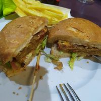 Hamburguesa de setas y pimientos en pan de mollete con cebolla pochada, lechuga y tomate. Incluía queso de cabra que se puede pedir que no se ponga at Maupás in Benasque
