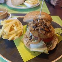 Hamburguesa de pata casera (no sale en la carta pero está en el menú) at Maupás in Benasque