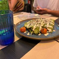 De entrante pedimos una crepe fría de aguacate que también estaba increíble 💖 los principales ni llegaron a la foto 😂  at A Corre Vexeta in Santiago De Compostela