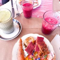 Jus de betterave, matcha latté et assiette salée avec fauxmage Jay & Joy 😋  at Elemiah in Fontainebleau