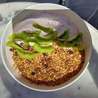 Granola bowl at Elemiah in Fontainebleau