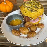 Vegan bacon sandwich and potatoes at Elemiah in Fontainebleau