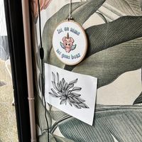 Decoração com jogo de palavras ("gens bons" - boas pessoas - soa exatamente igual 'jambon' - presunto - "aqui amamos pessoas boas"). at Elemiah in Fontainebleau