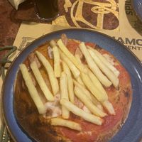 Pizza al tegamino würstel Redefine e patatine  at Birrificio Torino in Turin