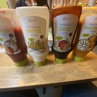 Alle Saucen auf dem Tisch sind Vegan.  at Hans im Glück in Hannover