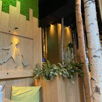 Das Ambiente lädt im Bekannten Fichtenlook ein.  at Hans im Glück in Hannover