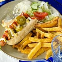 Pura Vida Hot Dog
Topped with onion, mayo, mostard, ketchup, unions, pickles, served with fries at Pura Vida Vegan Tacos in Antwerpen