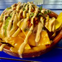 Loaded Nachos
Homemade cheddar, bean paste, pico de gallo, jalapeños, chipotle mayo, guacamole, onion and coriander at Pura Vida Vegan Tacos in Antwerpen