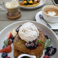 French Toast and Chickpea Omelette. Both are incredible tasty. 🤩😮‍💨 #Veganuary at Planet Terra in Dubai