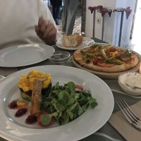 Coca vegana y tartare de mango, remolacha y aguacate #Veganuary at Melitón Jardin in Altea