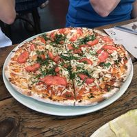 Pizza con tomate, albahaca y mozzarella vegana  at Les Escales in Sant Cugat Del Valles