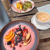 pinky bowl und avocado mango stulle   at Energetic Life  in Stuttgart