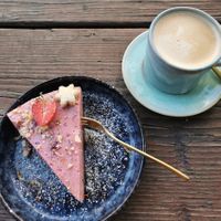 Kuchen und Café Crema mit Hafermilch at Marea in Rostock