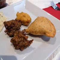 Tris di antipasti: polpette di legumi e verdure (vegan), frittella ripiena di verdure (vegan) e formaggio in pastella (Vegetarian) at Royal Taj in Treviglio