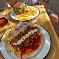Wrap und Burger super lecker at Planeta Veggie in La Paz