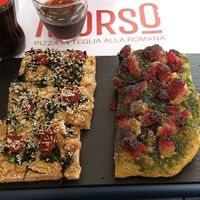 Focaccia links met kikkererwten crème, spinazie, tomaat & sesamzaad. Focaccia rechts met vegan pesto, aardappel, rode biet en maanzaad. at Morso in Ferrara