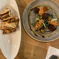 Vorspeise: Hummus mit Sonnen- Getrockneten Tomaten, serviert mit Ofen- Gebackenen Pita Brot und Fallafelbällchen.  at Vegan Garden Budapest in Budapest