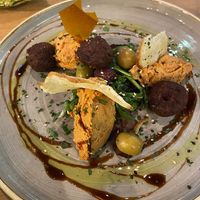 Vorspeise: Hummus mit Sonnen- Getrockneten Tomaten, serviert mit Ofen- Gebackenen Pita Brot und Fallafelbällchen.  at Vegan Garden Budapest in Budapest