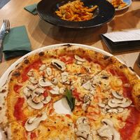 פיצה פטריות ופסטה בולונז at Vegan Garden Budapest in Budapest