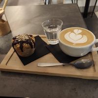 Cafè amb llet de civada i magdalena de civada, plàtan i compota de poma (Vegana) at Fika Coffee in Barcelona