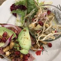 Toast humus avocado avec une salade dill pommes de terre   at Chez Blondie in Bayonne