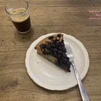 Americano & Blueberry-Vanille cake  at Chez Blondie in Bayonne