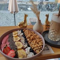 Bowl und Lebkuchen Latte at Findelkind Café in Esslingen