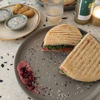 Panini mit Grillgemüse (ursprünglich mit Mozzarella, habe stattdessen den veganen Minz-Joghurt-Dip von einem anderen Gericht bekommen) und die veganen Nuggets dazu bestellt at Findelkind Café in Esslingen
