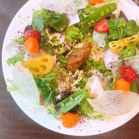 野菜たーっぷりの前菜。それぞれ味付けがされているものを盛られていて、本当にどれも美味しくて感動します。特にスパイスに漬け at Kappo Sora in Osaka