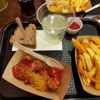 Heerlijke vegan curry worst, je kan zelf kiezen hoe pikant je de saus wil hebben, zeker een aanrader. at My Currywurst in Stuttgart