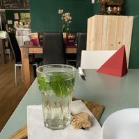 Fresh mint tea with a vegan cake bite  at Maspinzelo in Cologne