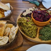Salatplatte mit Maisbrot at Maspinzelo in Cologne