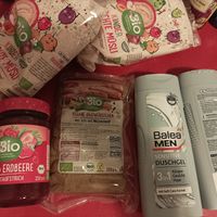 Einkauf... Marmelade, Früchte Müsli, vegane Bratwurst und Duschgel at DM Drogerie Markt - Harkortstr in Hamburg