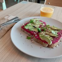 Tostada con aguacate y hummus de remolacha at ECO DEL MAR in Blanes