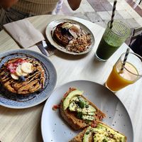 Pancakes veganos, tostadas de aguacate, zumo detox y de naranja at ECO DEL MAR in Blanes