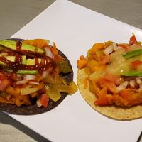 Vegan tacos with blue and yellow corn tortillas. Fresh veggies with carrot shavings and pineapples! Flavorful sauces. Red mosto was available. Friendly service and clientele.  at La Barra Del Taco in Leon